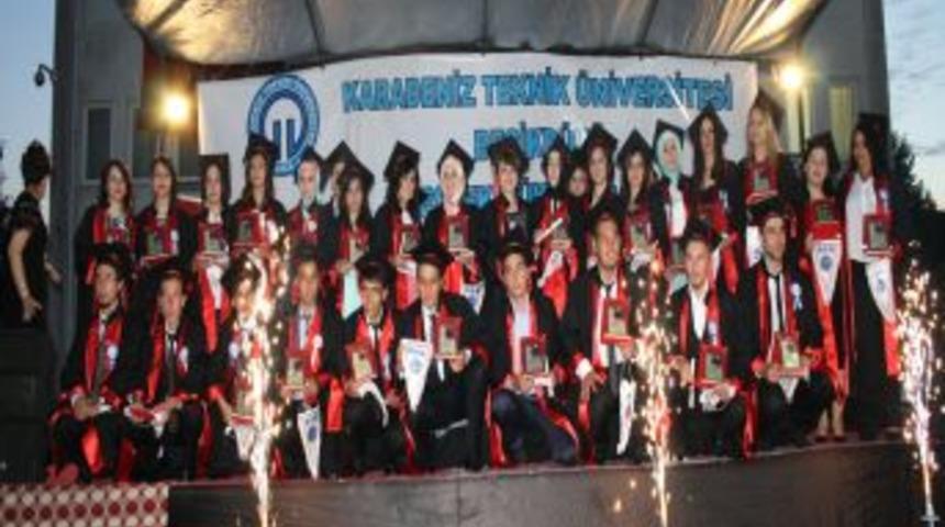 Beşikd&uuml;z&uuml; MYO, 18. D&ouml;nem Mezunlarını Uğurladı