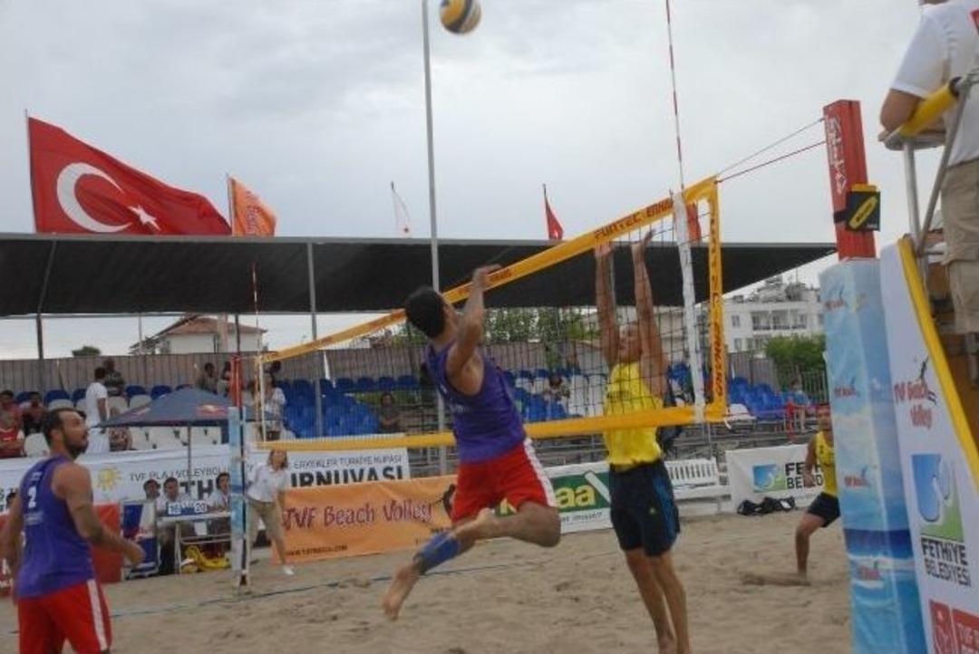 Fethiye&rsquo;de 30 Derecede Plaj Voleybolu Heyecanı