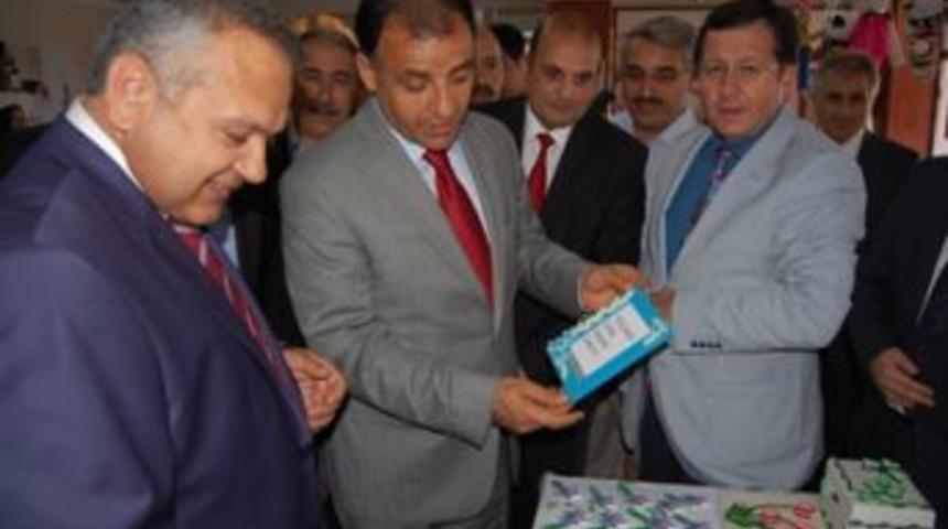 Sancaktepe&rsquo;de &ouml;ğrenciler fotoğraf &ccedil;ercevesi dizayn ediyor.