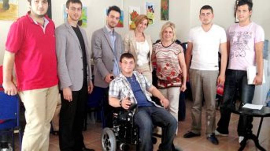 AK Parti'li Gen&ccedil;lerden Engelliler Derneği'ne Ak&uuml;l&uuml; Sandalye