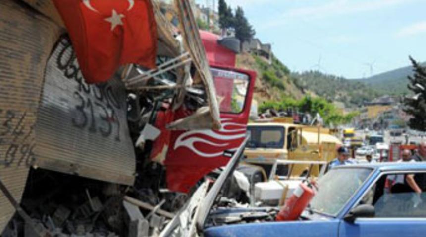 Freni boşalan TIR, d&uuml;kkanlara daldı: 1 &ouml;l&uuml;, 3 yaralı