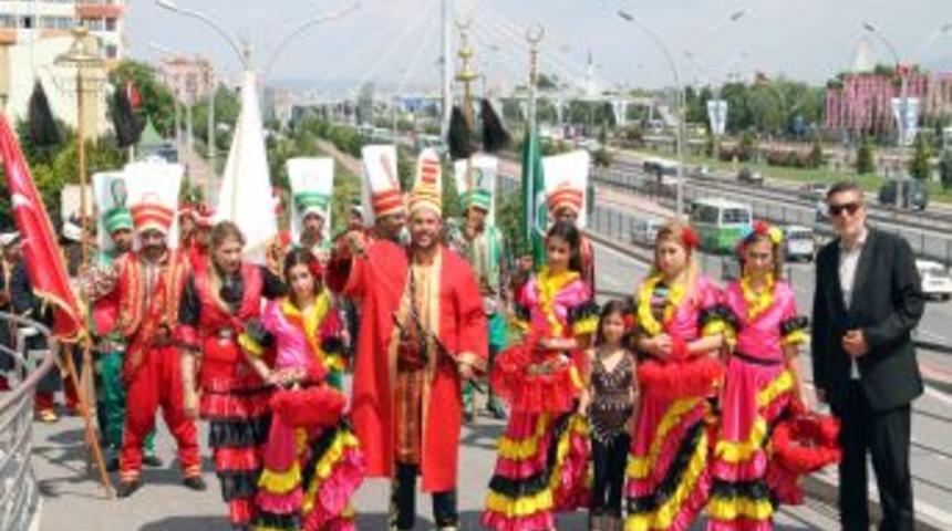 Kocaeli'nde Roman Festivali Kortej Y&uuml;r&uuml;y&uuml;ş&uuml;yle Başladı