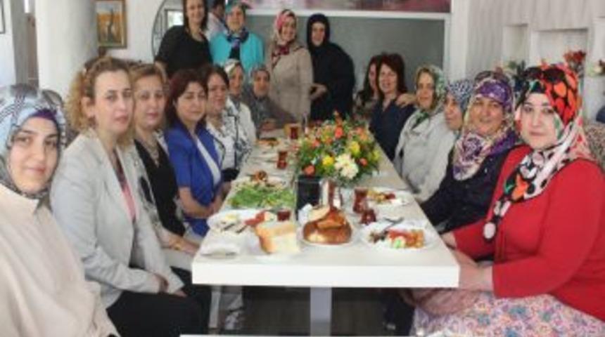 Kadın Girişimcileri Kokteylde Bir Araya Geldi