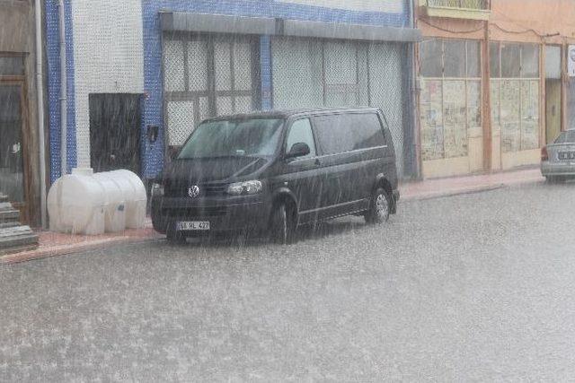 Akdağmadeni'nde Dolu Ve Yağmur, Hayatı Olumsuz Etkiledi