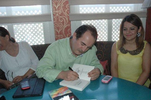 Ahmet Tezcan &lsquo;kafirun&rsquo; İsimli Kitabı&rsquo;nın İmza T&ouml;reninde Okurlarıyla Buluştu 1