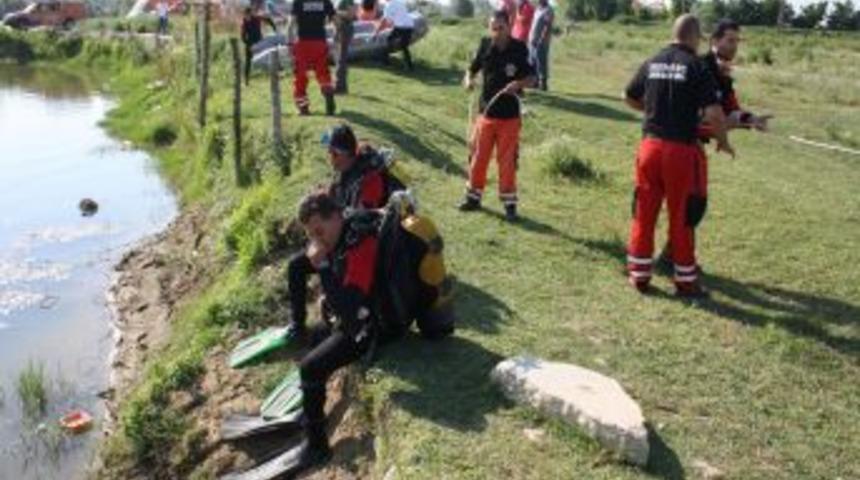 Nehre düşen terliğini almak isterken boğuldu