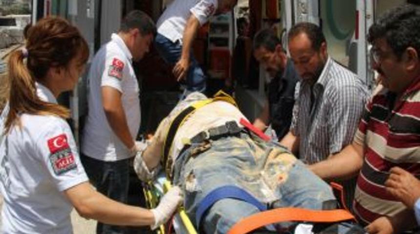 Freni Patlayan TIR, Sanayi Sitesine Daldı: 1 &Ouml;l&uuml;, 2 Yaralı