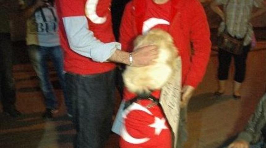 K&ouml;peğine T&uuml;rk Bayrağı giydirdi