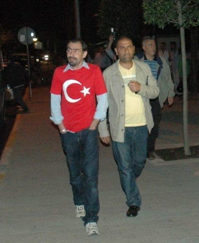 K&ouml;peğine T&uuml;rk Bayrağı giydirdi 2