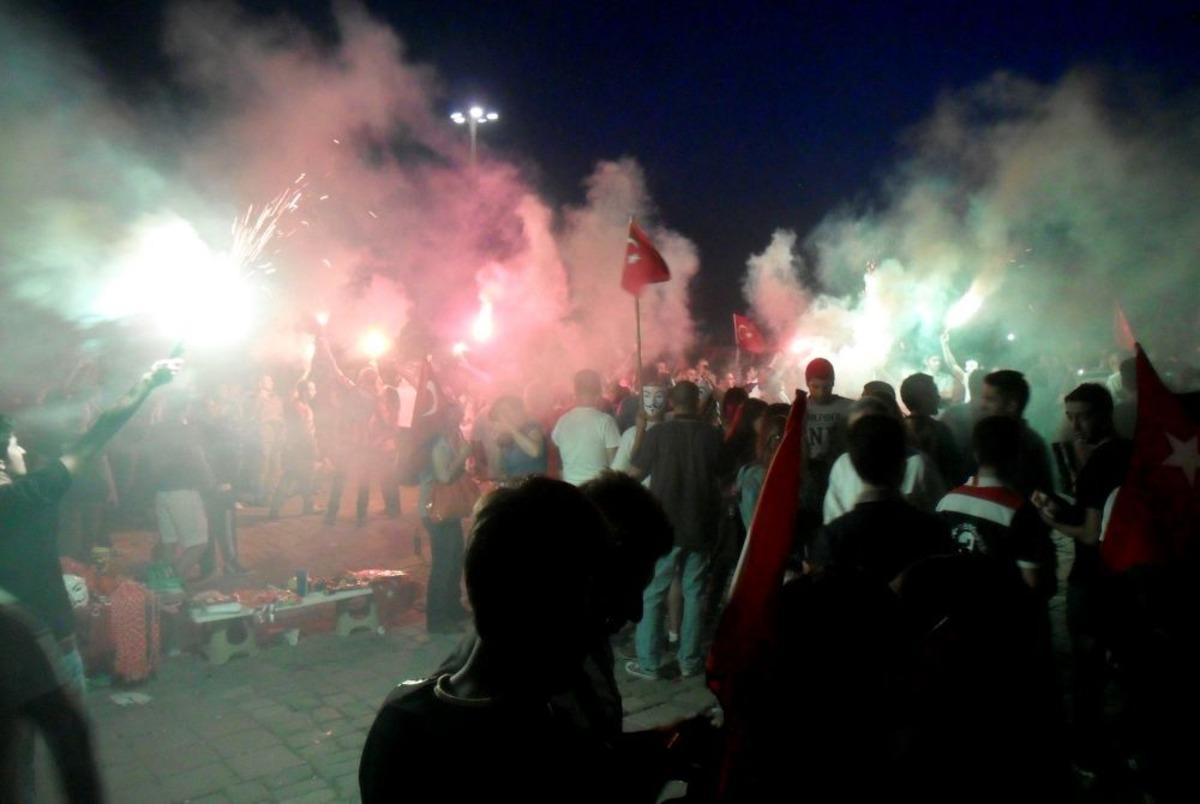 İzmir'de Meşaleli 'Gezi Parkı' Eylemi