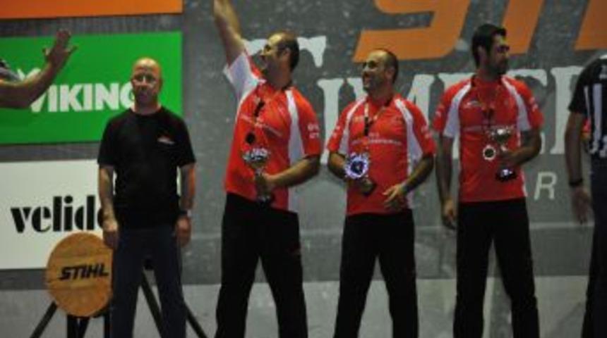 El Testeresi Ile 46 Santimetre &Ccedil;apındaki K&uuml;t&uuml;ğ&uuml; Kestiler