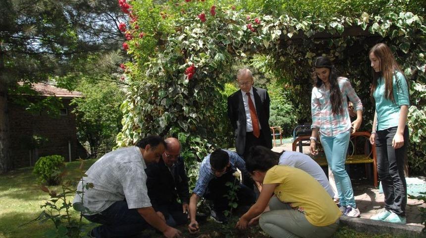 Karab&uuml;k'te G&uuml;l Bah&ccedil;eli Bir Okul