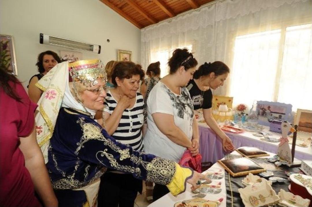 Karşıyaka&rsquo;nın G&ouml;n&uuml;ll&uuml; Kadınlarından Zeybek G&ouml;sterisi