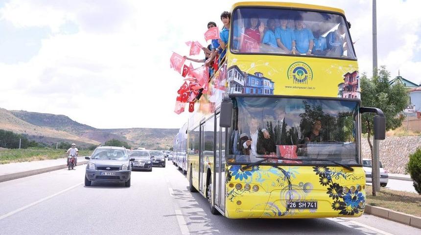 T&uuml;rk&ccedil;e Sevdalılarını Yunus Emre'nin Minik Torunları Karşıladı