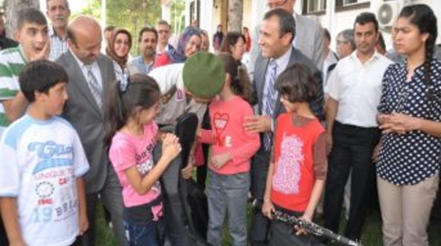 Yetenekli &Ouml;ğrencilere Gitar, Bağlama, Keman, Davul, Klarnet Ve Org Verildi