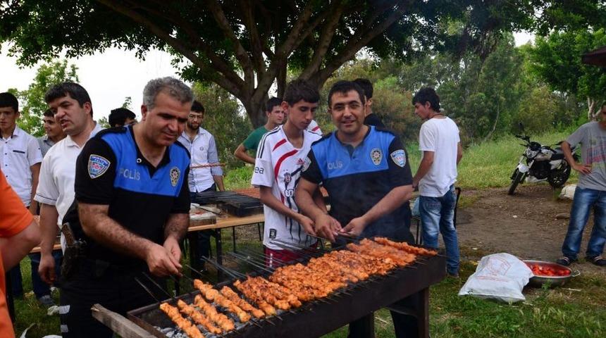 Polis Pişirdi Öğrenciler Yedi