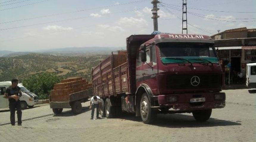 Tuğla Y&uuml;kl&uuml; Kamyon Virajı Alamadı