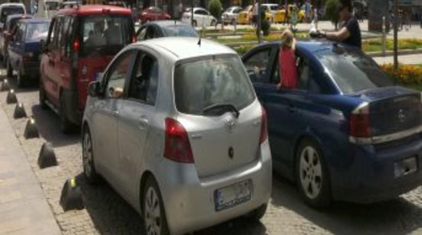 S&uuml;nnet Konvoyunda &Ccedil;ocukları Ara&ccedil;tan Sarkıtarak Faciaya Davetiye &Ccedil;ıkarıyorlar