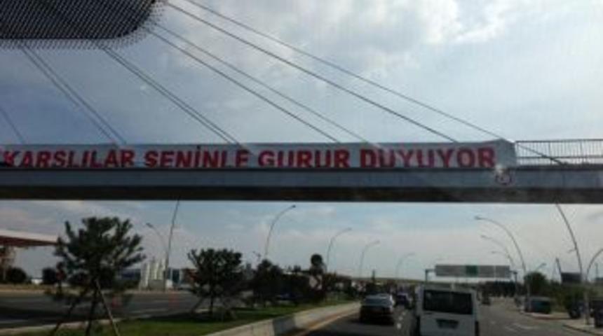 Karslılardan Başbakana Pankartlı Destek