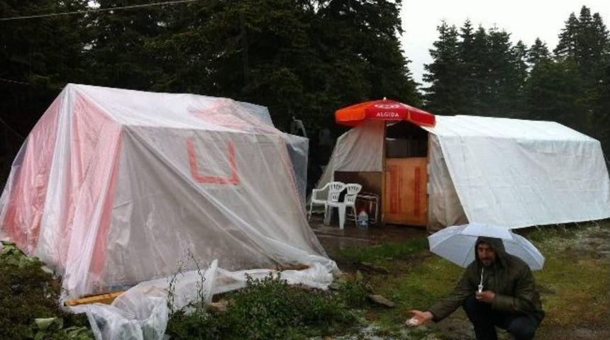 Uludağ&rsquo;da &Ccedil;adırcılara Dolu S&uuml;rprizi