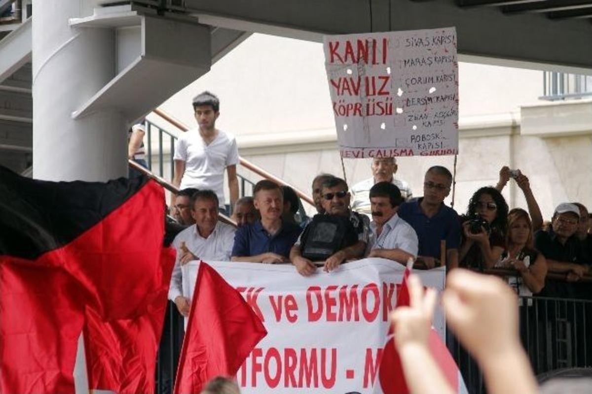 Gezi Parkı Eylemcileri Başbakanın Resminin Bulunduğu Pankartları Yaktı