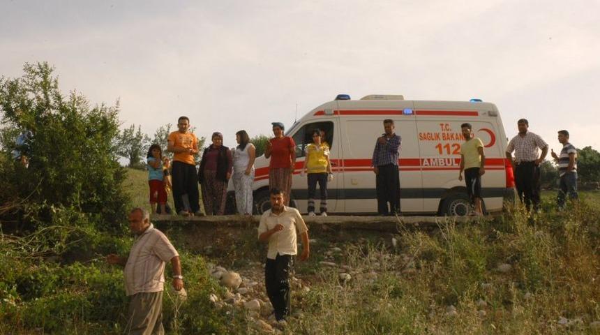 50 Metrelik Şarampole Yuvarlanan Otomobilden Sağ &Ccedil;ıktılar