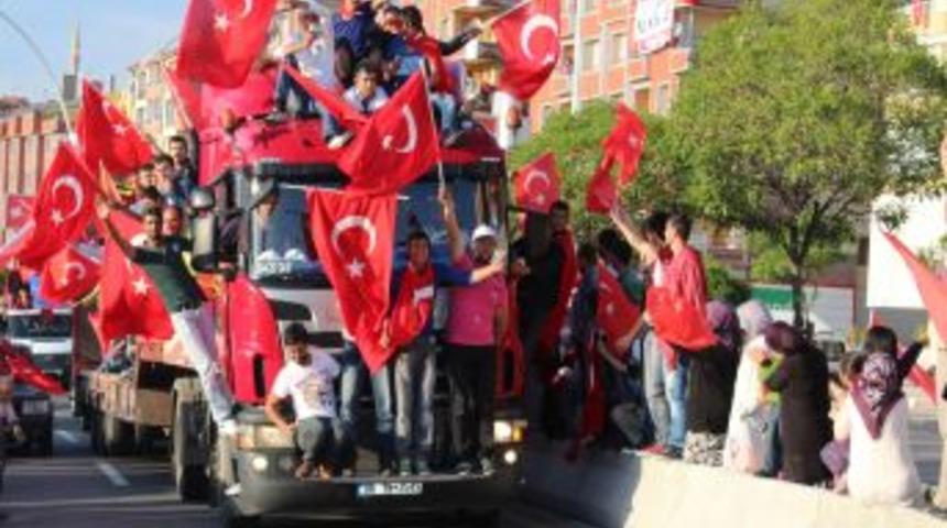 Esenboğa Yolu Erdoğan I&ccedil;in Y&uuml;r&uuml;yen Insanlarla Doldu