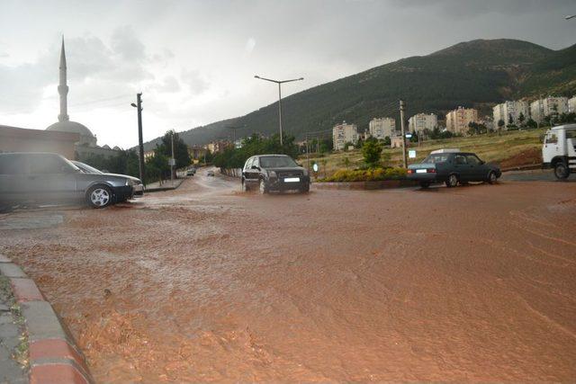 Sağanak Yağış Trafik Kazalarına Neden Oldu 3