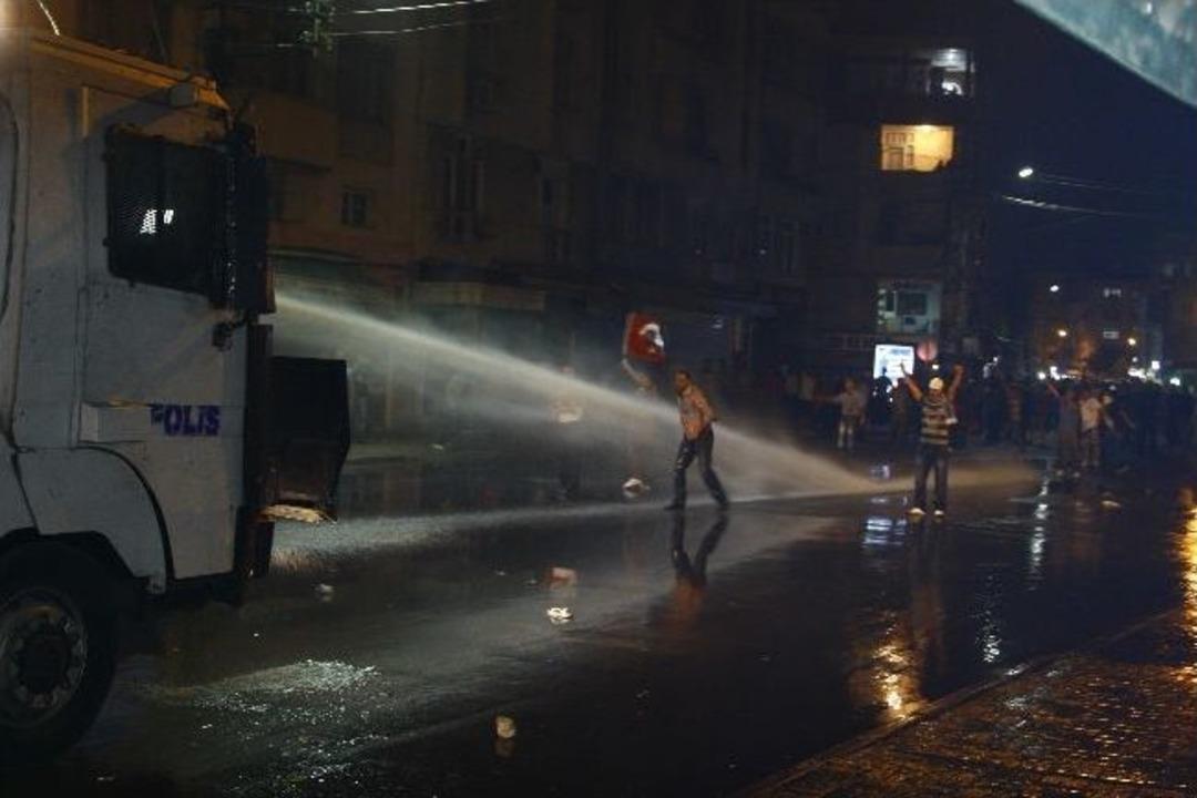 Adana&rsquo;da karşıt g&ouml;r&uuml;şl&uuml; gruplar karşı karşıya geldi
