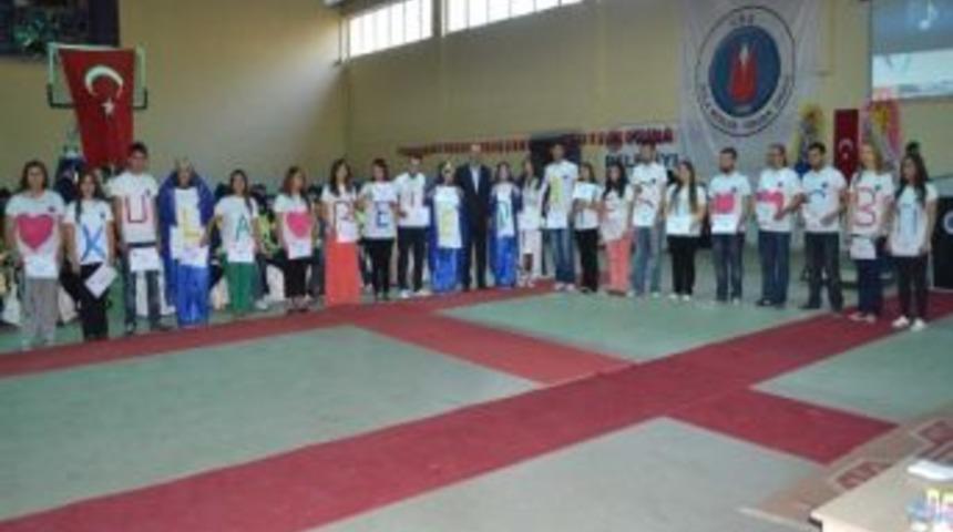 Mezuniyet T&ouml;reninde Belediye Başkanına Jest