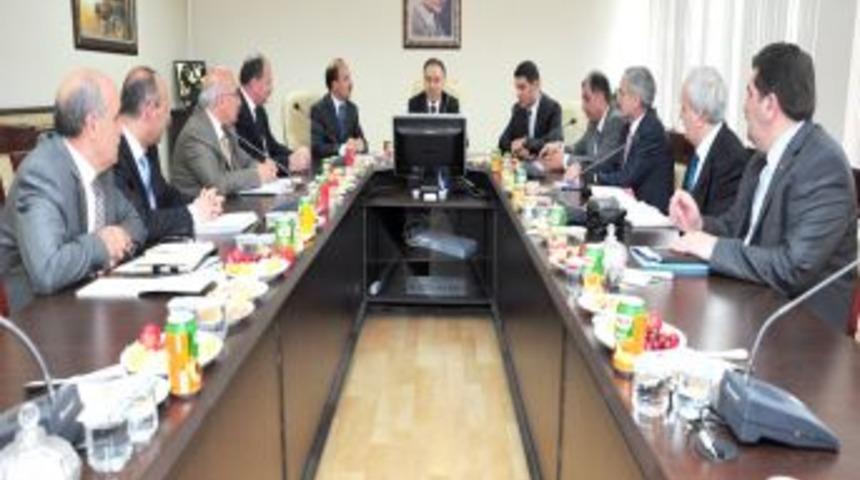 Vali Altıparmak, &Ouml;zel Idare &Ccedil;alışmaları Hakkında Bilgi Aldı