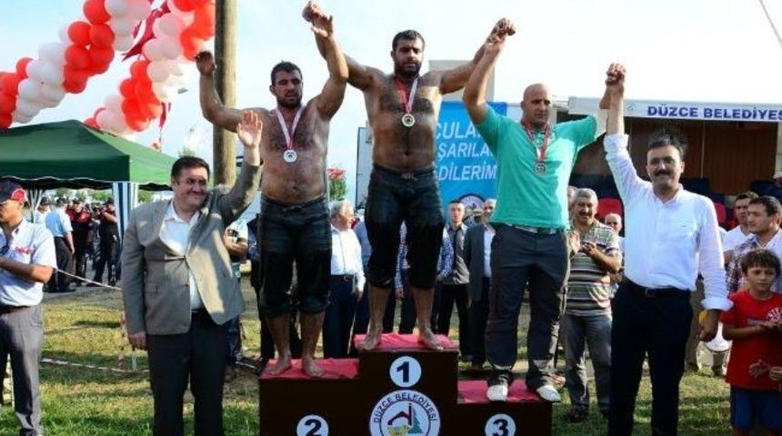 D&uuml;zce&rsquo;de Yapılan Yağlı G&uuml;reşlere İlgi B&uuml;y&uuml;k Oldu