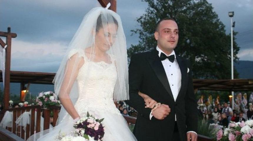 D&uuml;zce Eski Belediye Başkanı Mehmet Keleş&rsquo;in Kızı Evlendi