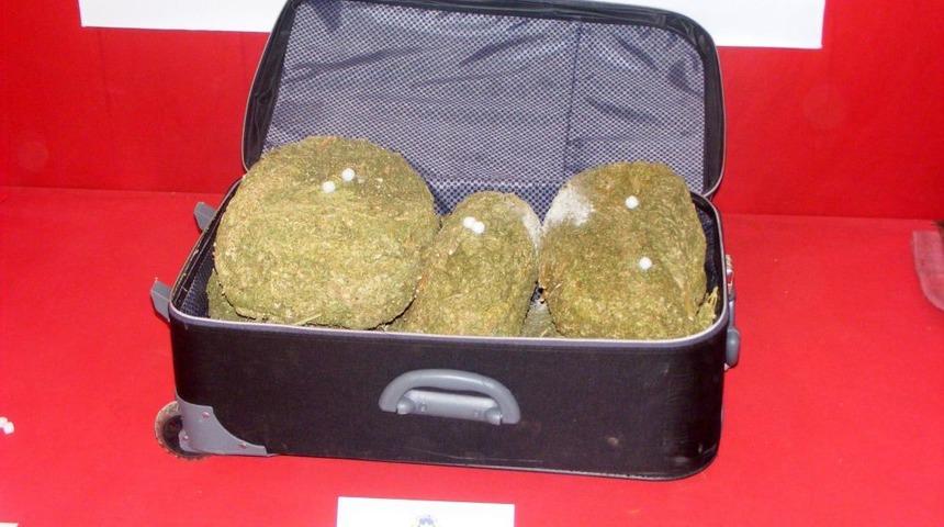 13 Kilo Esrarı Seccade Ve Naftalinle Gizlemeye &Ccedil;alıştılar