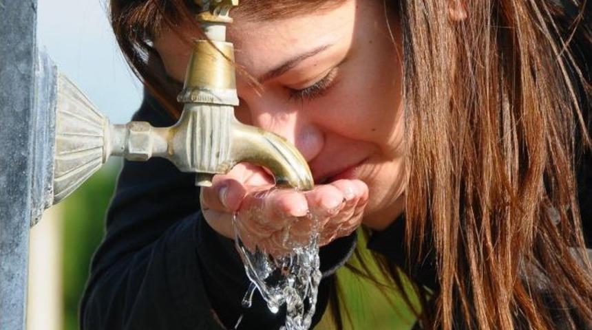 Prof. Dr. Karababa: İzmir'de Damacanaya Ihtiya&ccedil; Yok, &Ccedil;eşme Suyunu I&ccedil;ebilirsiniz