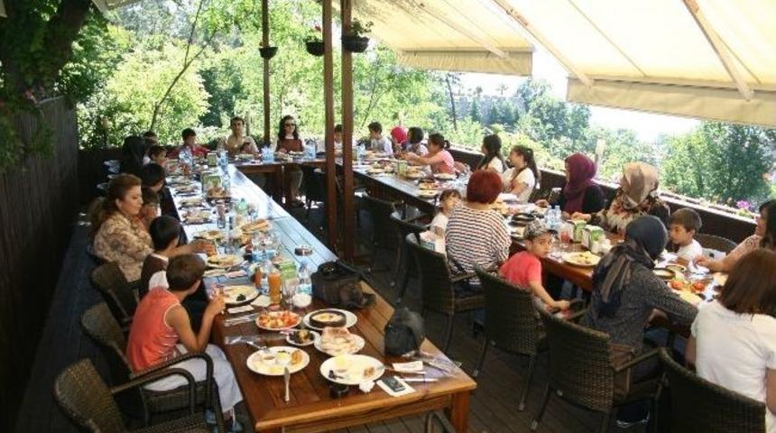 Vakıf Personeli, Sevgi Evlerindeki &Ccedil;ocuklara Kucak A&ccedil;tı