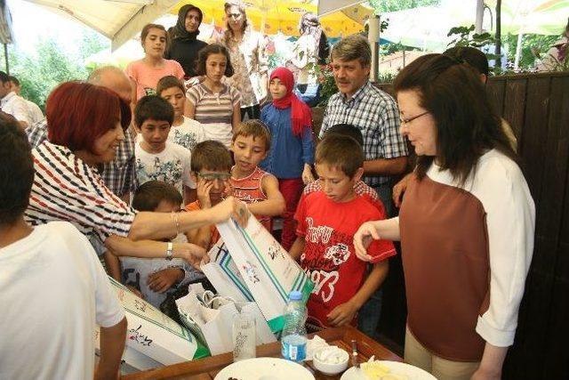 Vakıf Personeli, Sevgi Evlerindeki Çocuklara Kucak Açtı