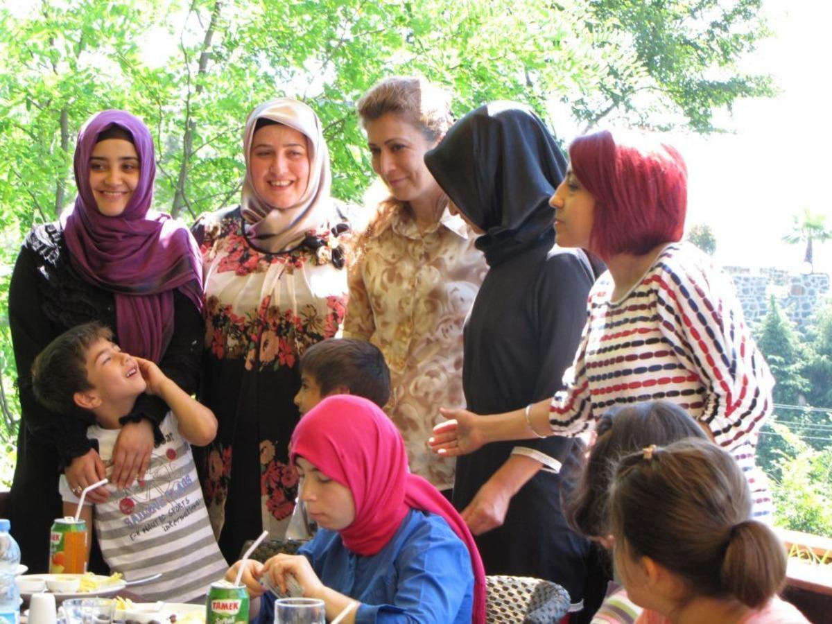 &Uuml;nye'de Sevgi &Ccedil;i&ccedil;eklerine Şefkat Eli Uzandı