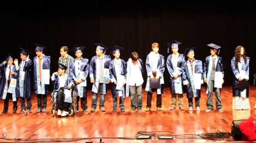 Menderes Koleji, Ilk Mezunlarını Uğurladı