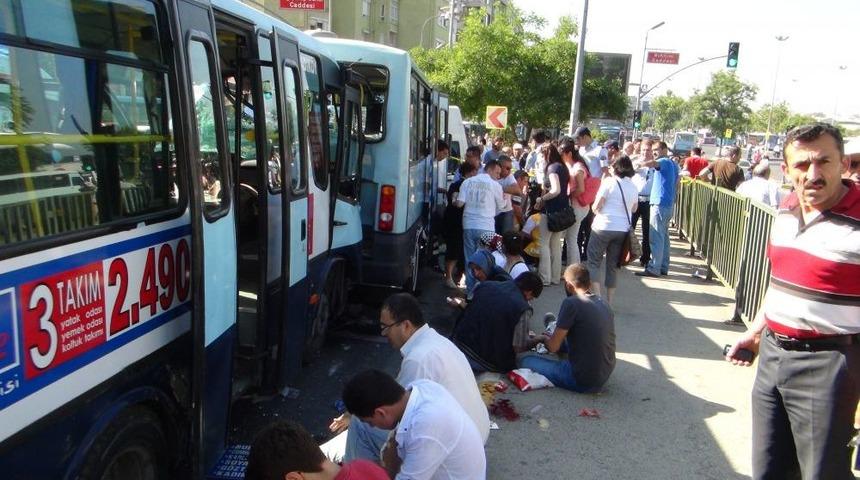 Kadık&ouml;y'de Minib&uuml;s Kazası: 12 Kişi Yaralı