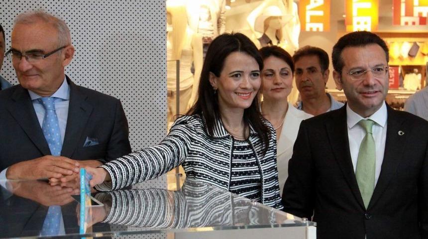 R&ouml;nesans Vakfı, &Uuml;lkenin Geleceğini Kitaplarla Buluşturuyor