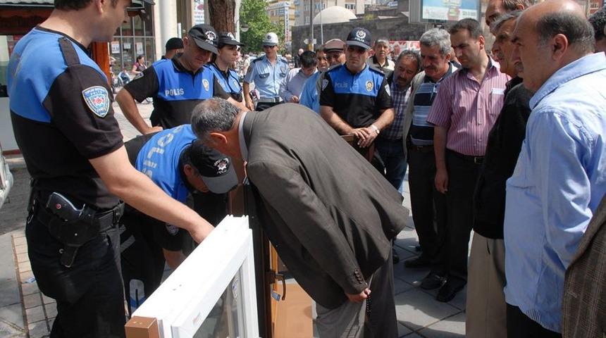Polis, Hırsızların Y&ouml;ntemini Uygulamalı Halka Anlattı