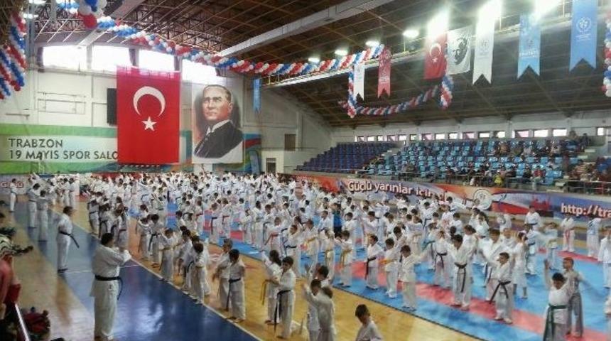 Gen&ccedil; Karateciler D&uuml;nya Şampiyonları İle Buluştu
