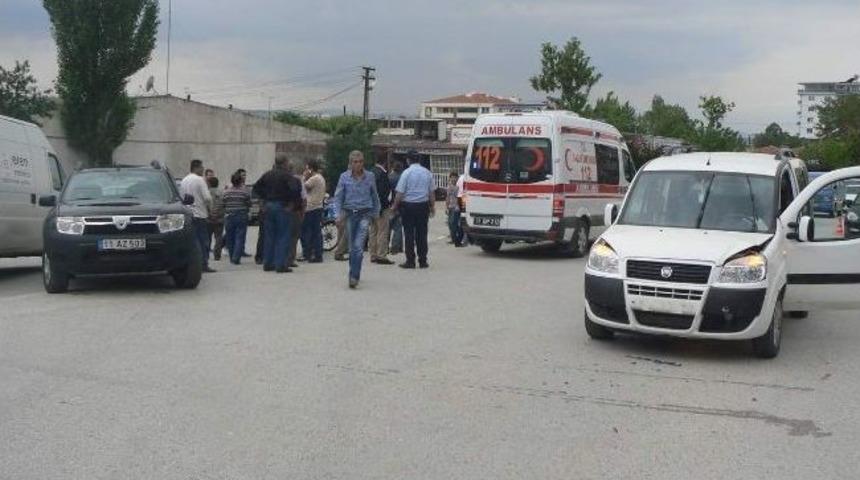 Boz&uuml;y&uuml;k'te Trafik Kazası, 2 Yaralı