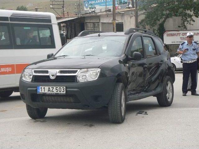 Boz&uuml;y&uuml;k te Trafik Kazası, 2 Yaralı 1