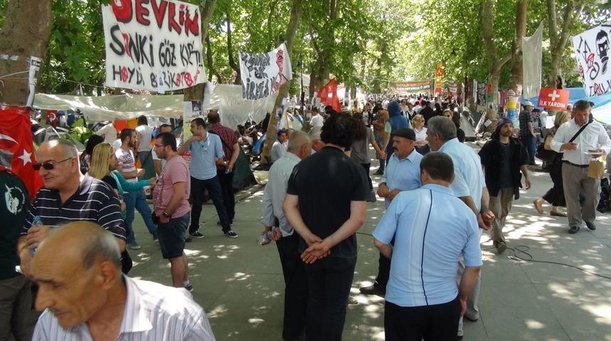Taksim sakin g&uuml;nlerinden birini yaşıyor