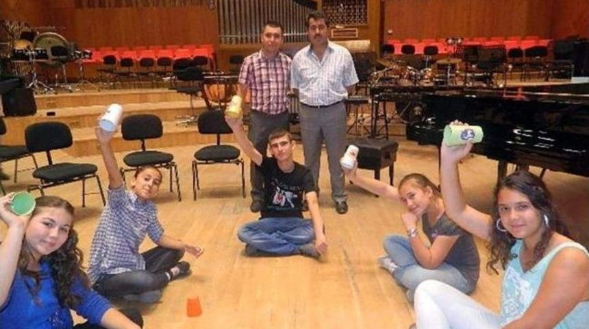 Enstr&uuml;man Bulamayınca Bardaklarla Ritm Yaptılar