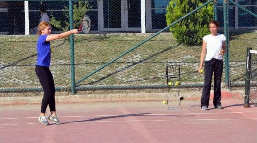 Aliağalı Sporseverlerden Tenis Kursuna Yoğun İlgi