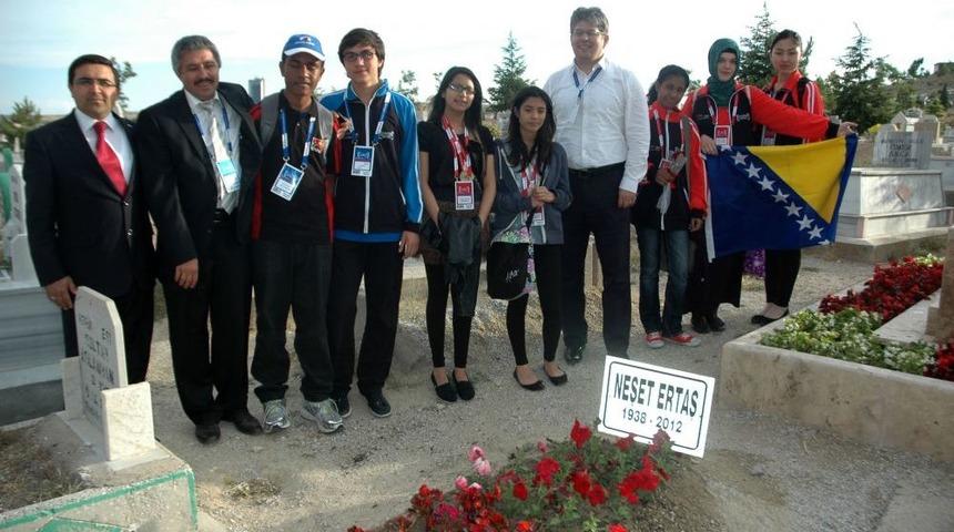 Olimpiyat &Ccedil;ocuklarından Neşet Ertaş'ın Mezarına Ziyaret