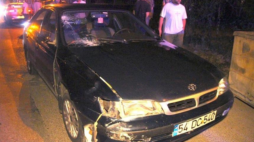 Akyazı 'da otomobilin &ccedil;arptığı kişi &ouml;ld&uuml;